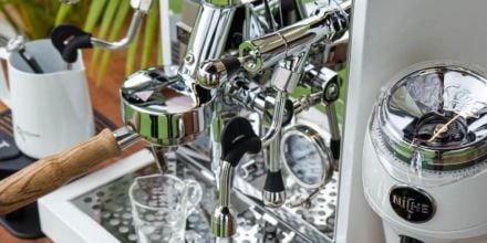 Siebträger Zweikreiser auf Holztisch neben Kaffeemühle