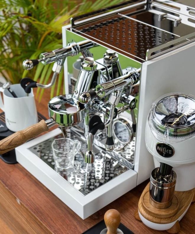 Siebträger Zweikreiser auf Holztisch neben Kaffeemühle