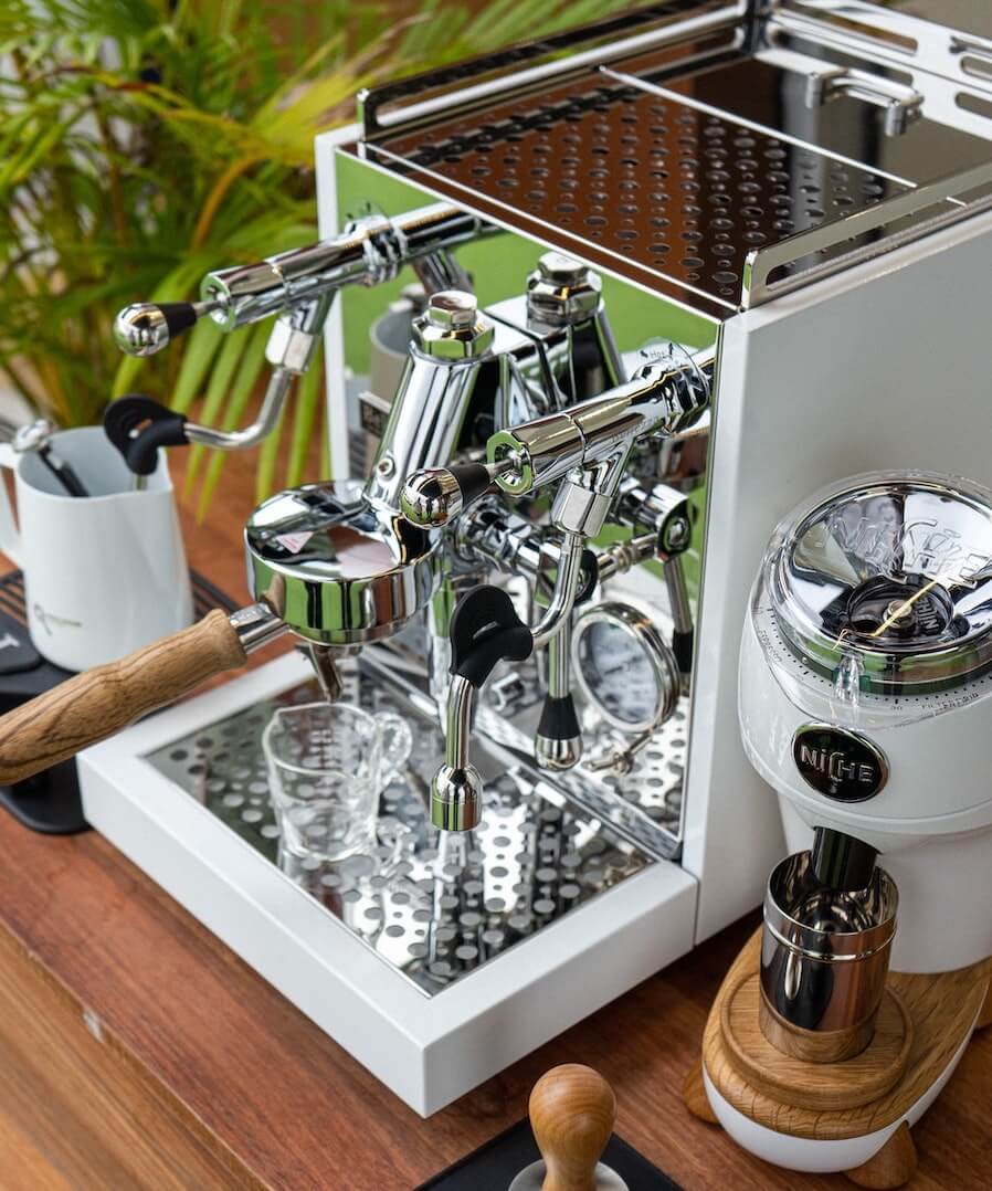 Siebträgermaschine Zweikreiser neben Kaffeemühle
