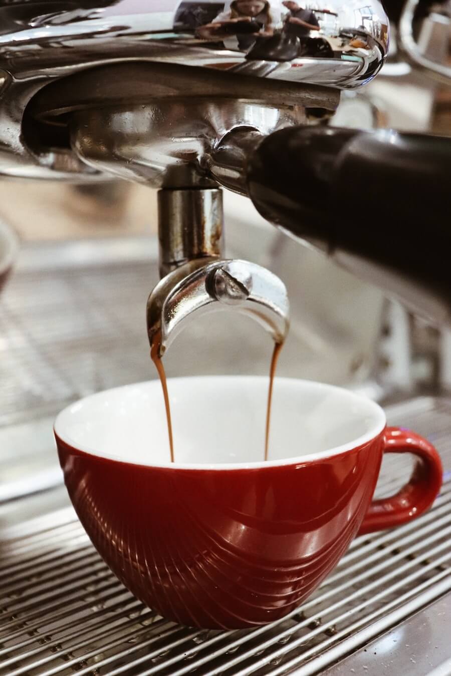 Frischer Espresso läuft aus Siebträgermaschine in Tasse
