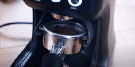 Kaffeebohnen-werden-beim-Sage-Smart-Grinder-Pro-in-Siebträger-gemahlen