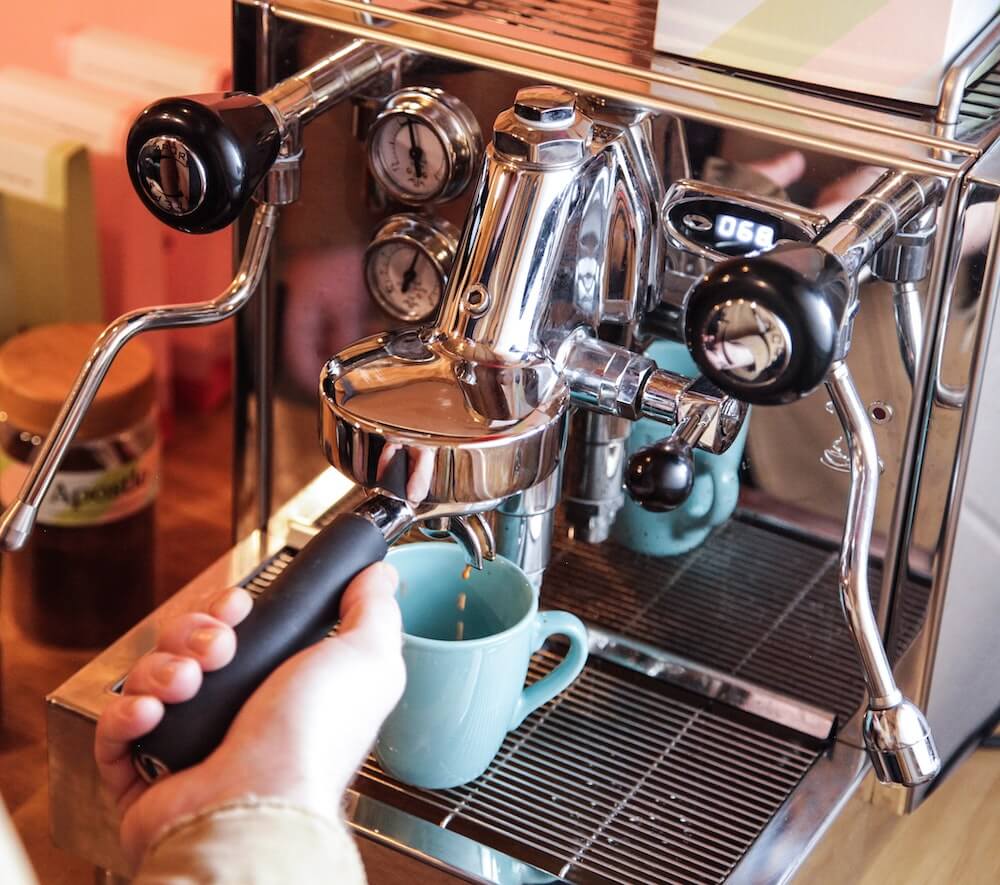 dual boiler siebtraeger mit frischem espresso