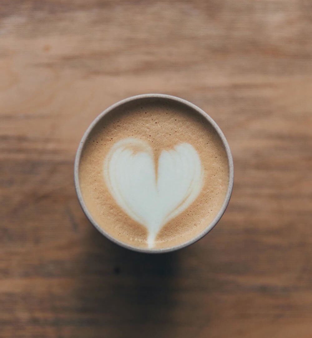 Cappuccino in Tasse auf Tisch (1)
