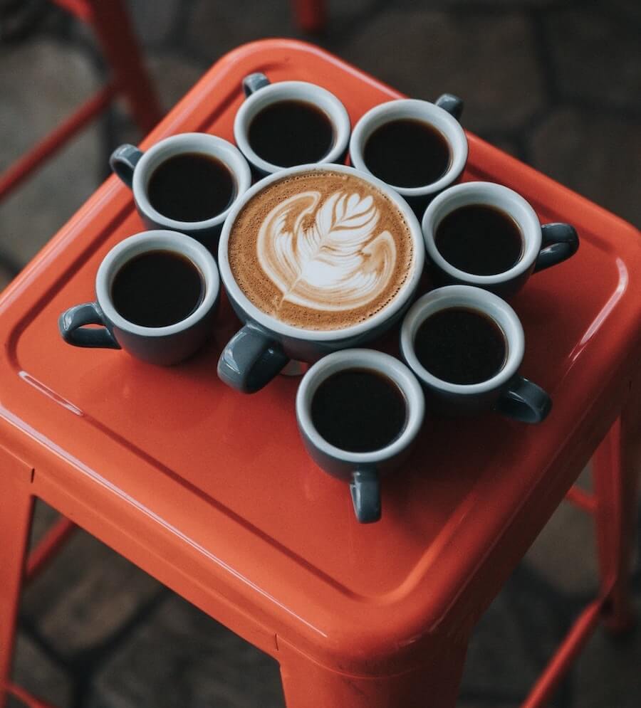 Cappuccino und Espresso auf Hocker