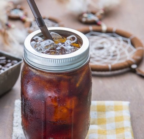 Cold Brew in Glas mit Eiswürfeln