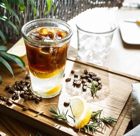 Espresso Tonic in Glas auf Tisch