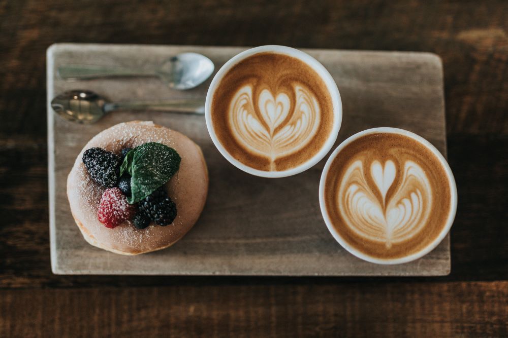 Cappuccino und Gebäck