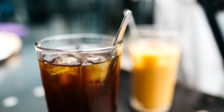 Espresso Tonic mit Eiswürfeln