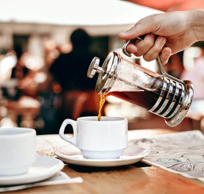 French Press Kaffee in Tasse