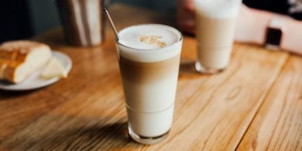 Latte Macchiato auf Tisch