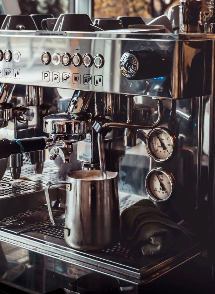 Milch aufschäumen für Cappuccino Zubereitung