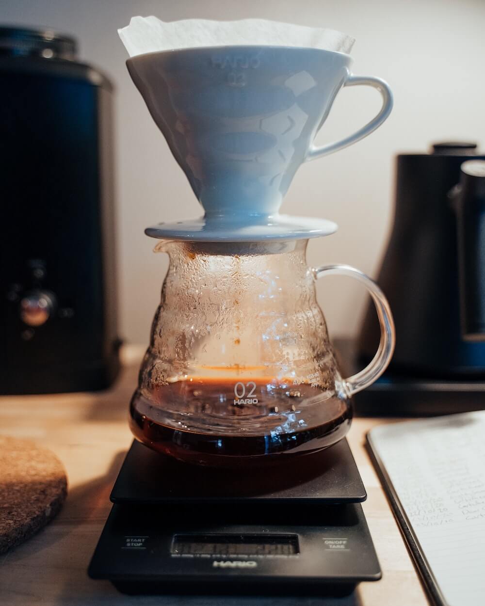 Handfilter aus Porzellan mit Kaffeewaage