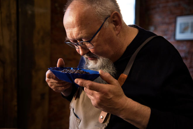 Eilles Kaffee Röstmeister Freddy testet Kaffeebohne von Eilles Röstmeister Kaffee