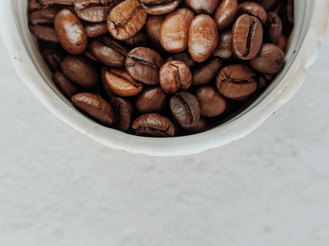 Kaffeebohnen aufbewahren in weißem Gefäß