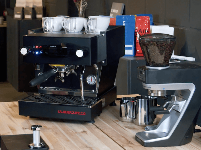 La Marzocco Linea Mini neben Baratza Sette im roastmarket Showroom