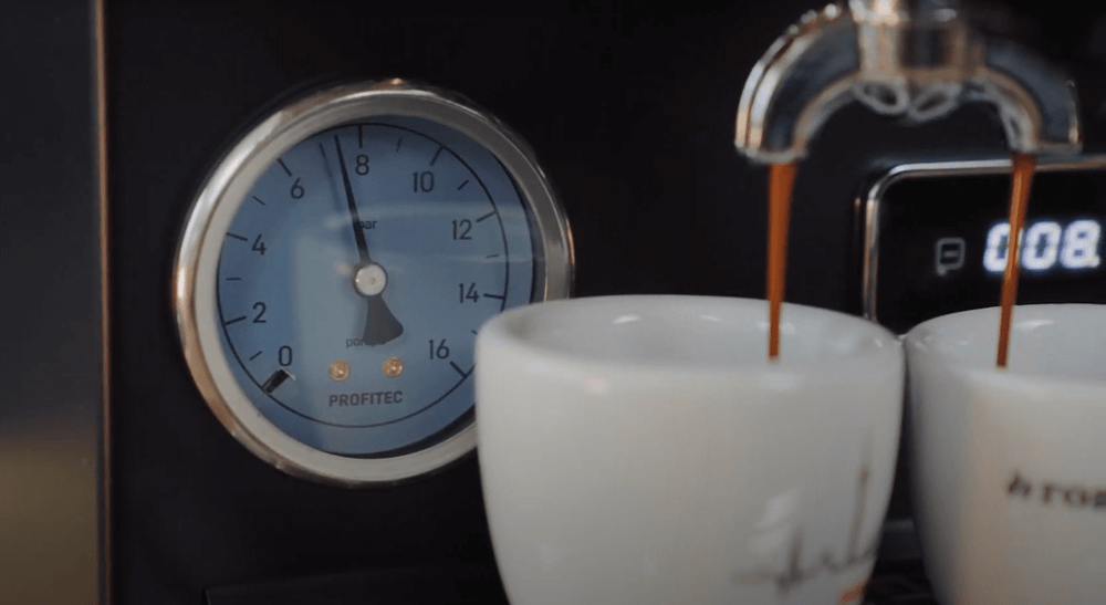 Nahaufnahme Profitec GO Espresso tropft in Tasse