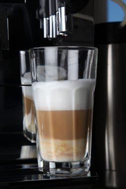 Latte Macchiato aus DeLonghi Kaffeevollautomat in Glas