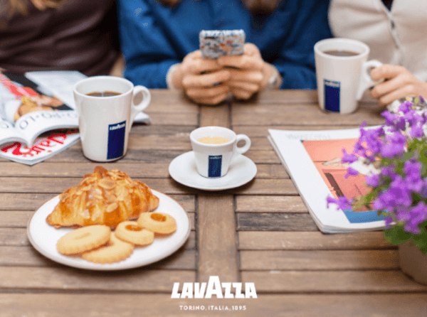 Lavazza Kaffee in Tassen auf Tisch