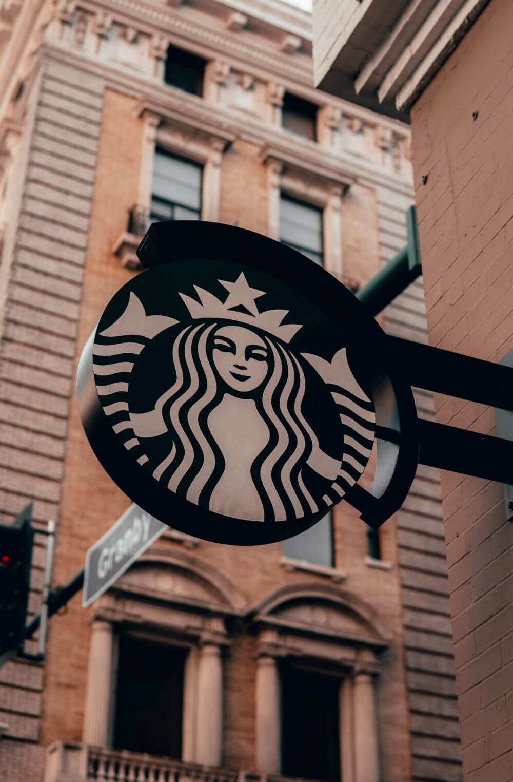 Starbucks-Logo an Hauswand