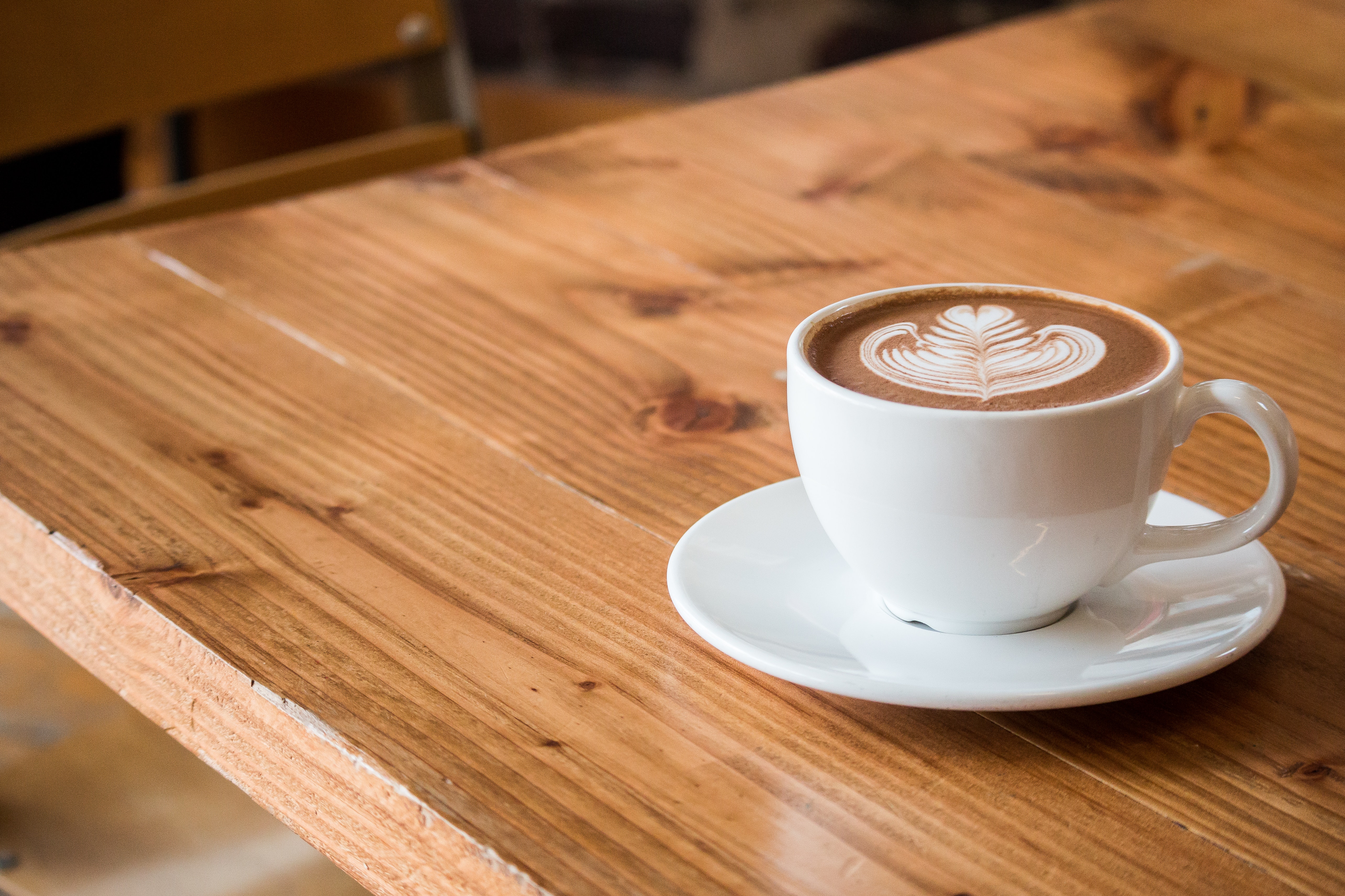 Cappuccino auf Holztisch