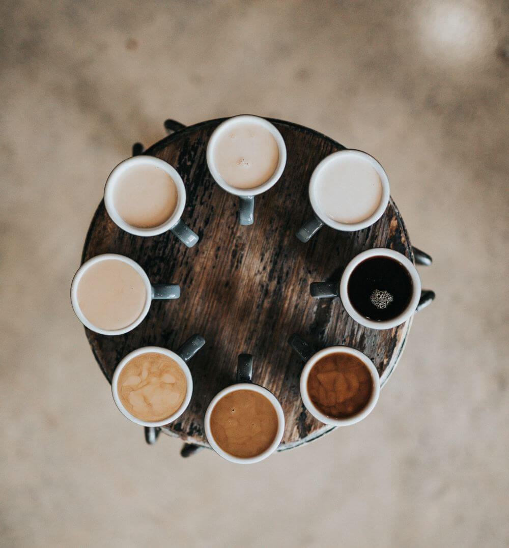 Arabica Kaffee in Tassen auf einem Tisch