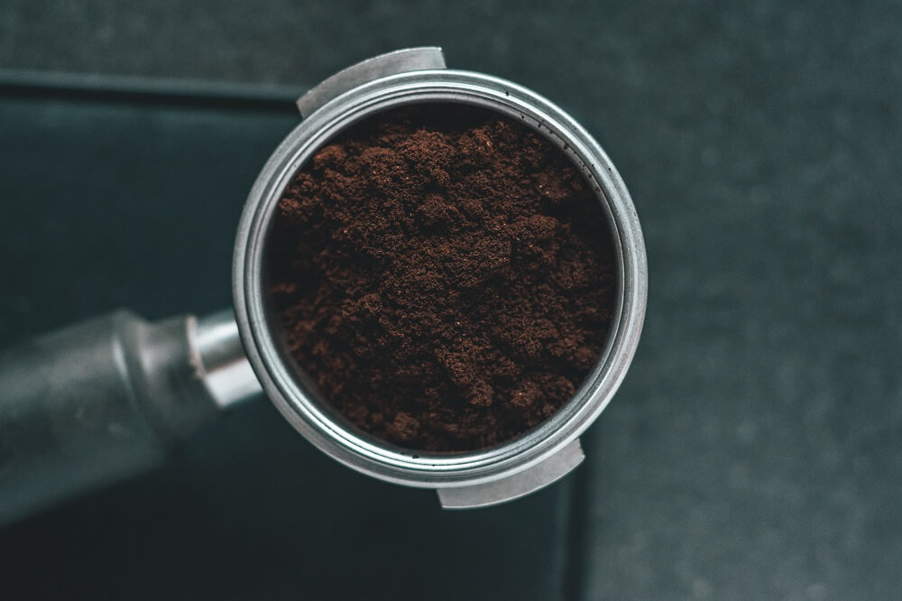 Kaffeepulver in Siebträger Kaffeezubehör