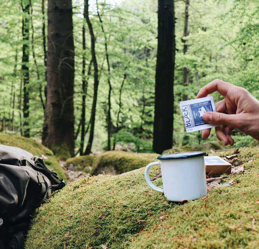 Blaek Kaffee im Wald zubereiten