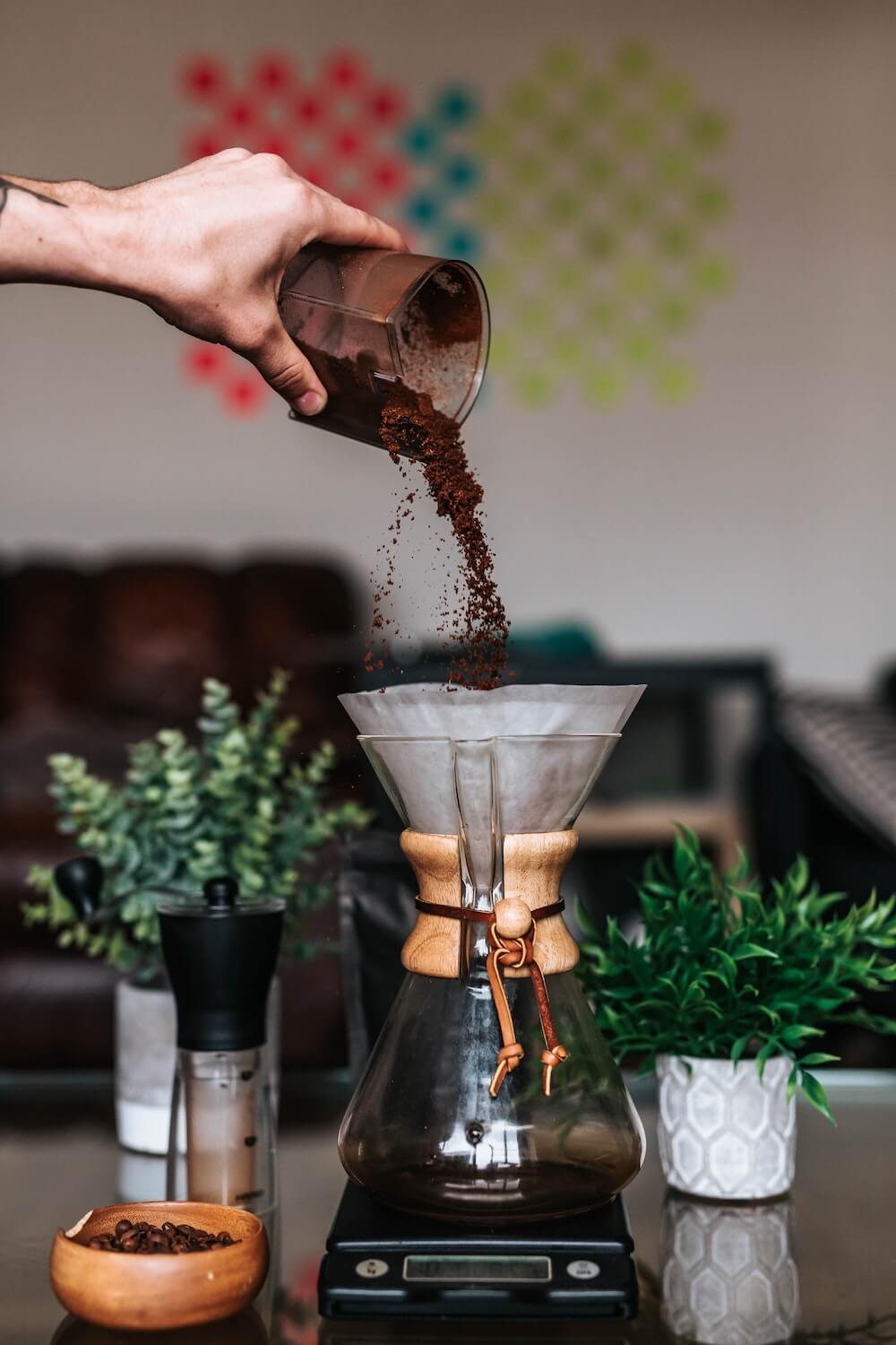 Chemex Kaffeezubereitung mit Karaffe, Kaffeemühle, Waage und frischem Kaffeemehl