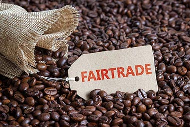 Fairtrade-Kaffeebohnen neben Jutesack