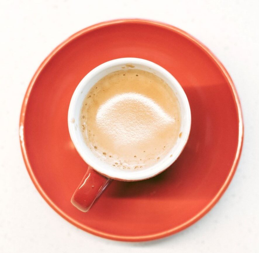  Käfer Kaffee in roter Tasse