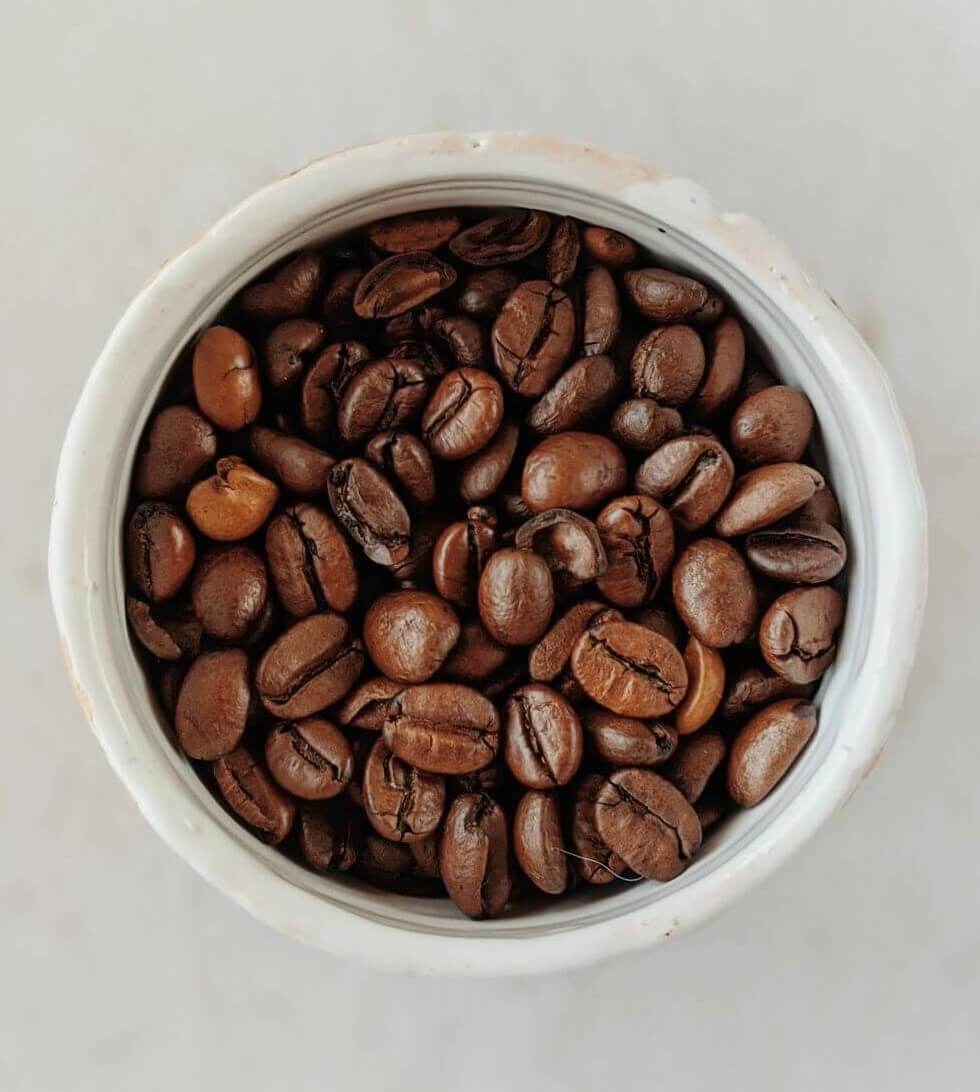 Kaffeebohnen in Porzellangefäß