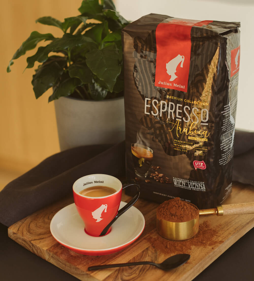 Julius Meinl Kaffee Espresso und Espressobohnen auf Tisch