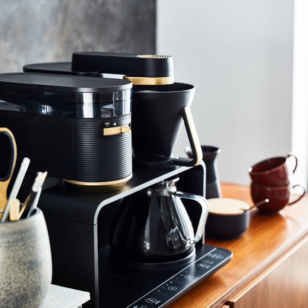 Melitta Epos Filterkaffeemaschine mit Kanne und Kaffeetassen auf Tisch
