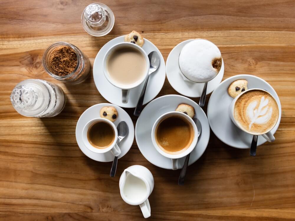 Tassen mit Kakao und Kaffeegetränken