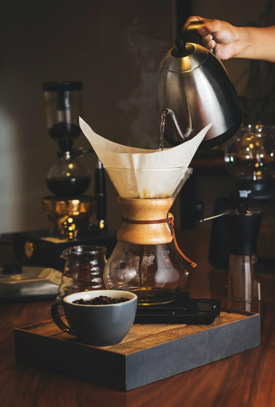 Chemex Kaffeebereiter und Kaffeemaschine auf Tisch