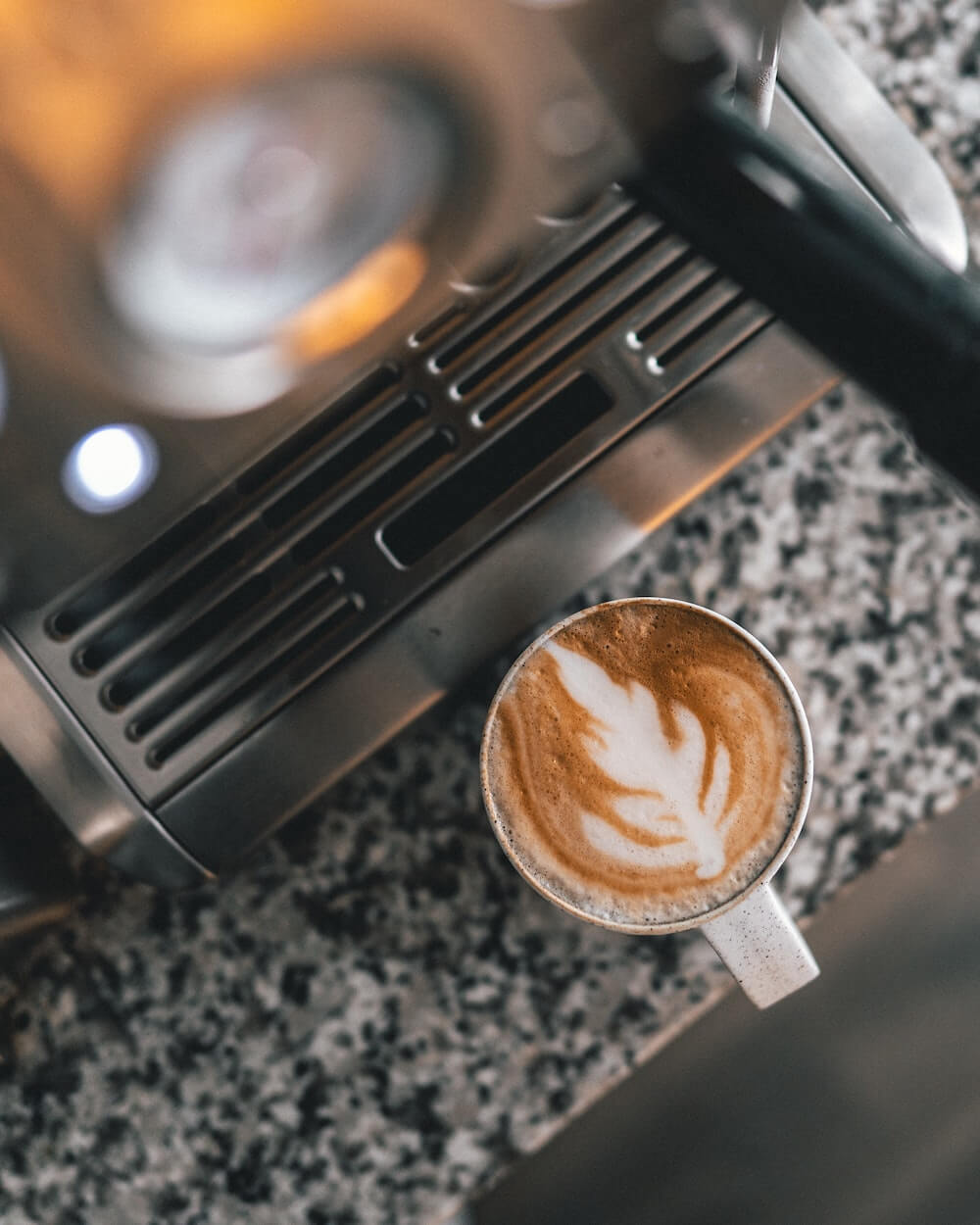 Kaffeemaschine mit frischem Kaffee in Tasse