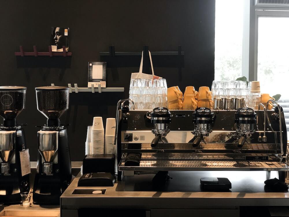 Kaffeemaschine und Kaffeemühle auf Coffeestation
