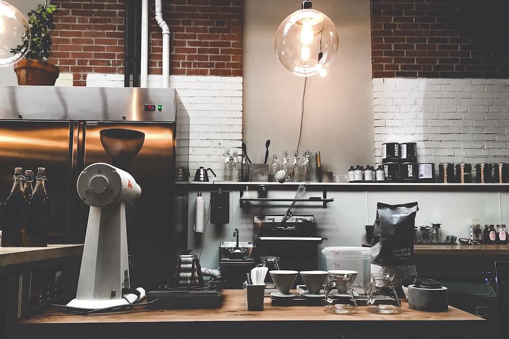 Kaffeemaschine und elektrische Kaffeemühle auf Tisch