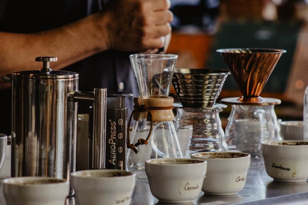 Kaffeemaschinen, Kaffeebereiter und Kaffeemühlen auf Tisch