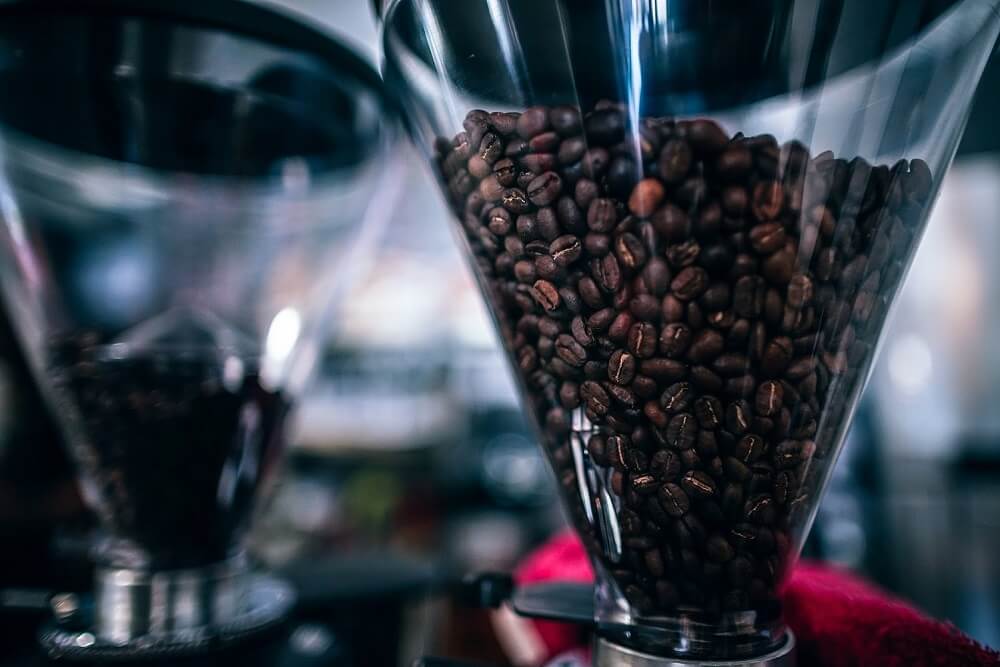 Espressomühle gefüllt mit Kaffeebohnen