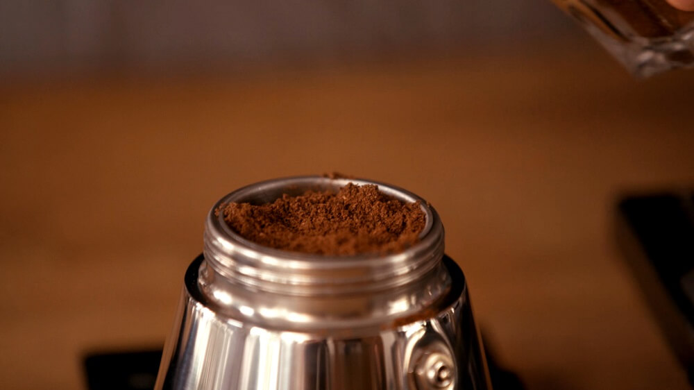 Espressokocher gefüllt mit Kaffeepulver